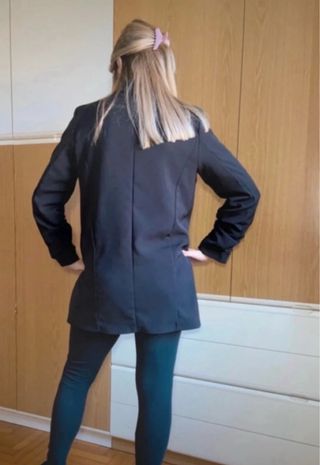 Giacca nera elegante con maniche arricciate