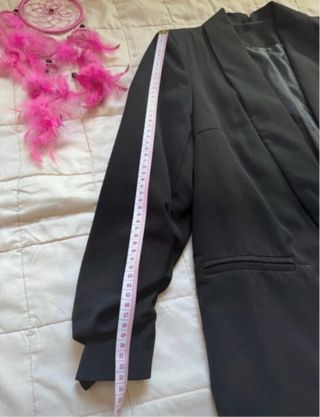 Giacca nera elegante con maniche arricciate