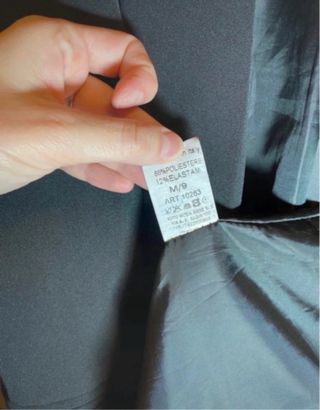 Giacca nera elegante con maniche arricciate