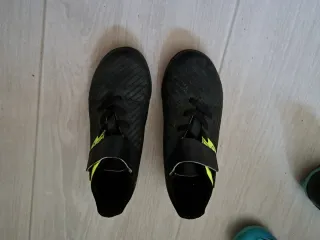 Scarpe da calcio taglia 35 nere e gialle