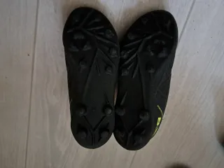 Scarpe da calcio taglia 35 nere e gialle