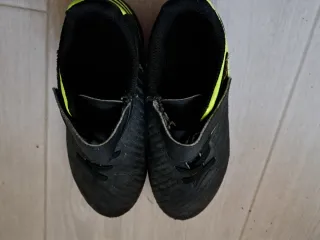 Scarpe da calcio taglia 35 nere e gialle