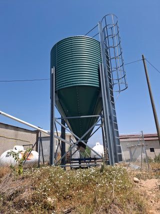 Se vende silo. Gran capacidad 12000 kg. 600 euros.