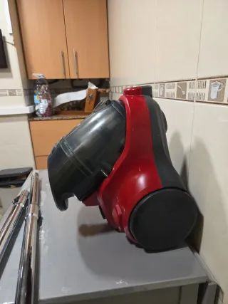 Aspiradora AEG Roja y Negra