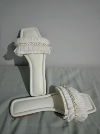 Sandalias blancas con adornos dorados