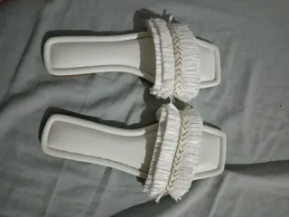 Sandalias blancas con adornos dorados