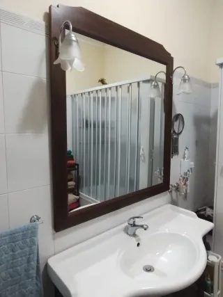 Mobile bagno noce scuro con lavabo e cassetti