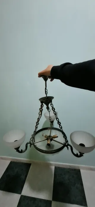 Lámpara de forja dorada y cristal