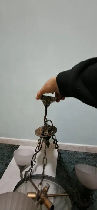 Lámpara de forja dorada y cristal