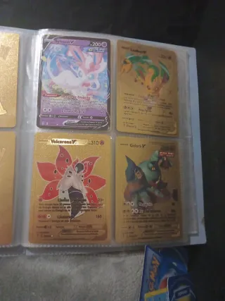 Álbum de cromos de fútbol y Pokémon