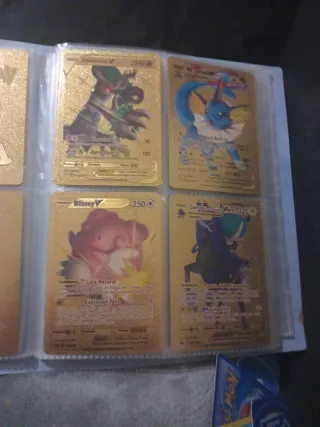 Álbum de cromos de fútbol y Pokémon