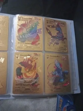 Álbum de cromos de fútbol y Pokémon