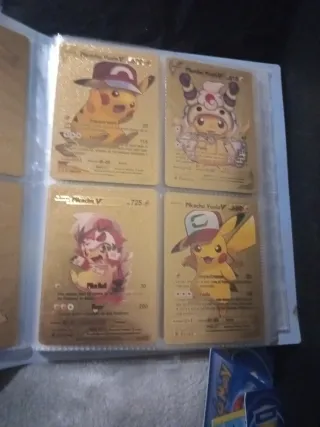 Álbum de cromos de fútbol y Pokémon