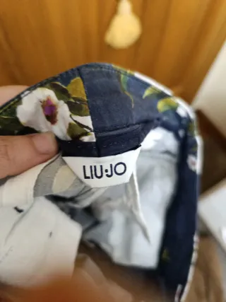 Pantalones florales azules y rosas