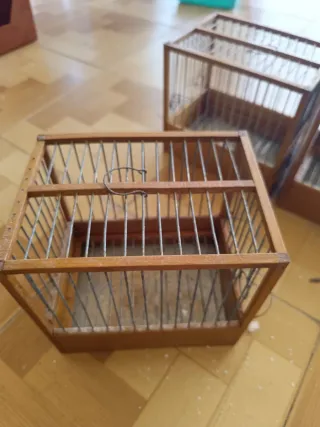 Jaulas de madera y de plastico para canto