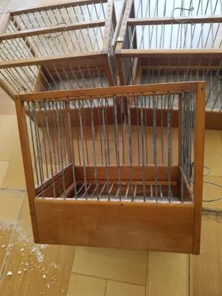 Jaulas de madera y de plastico para canto