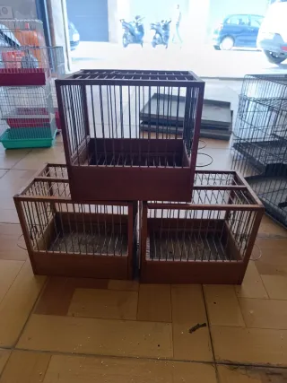 Jaulas de madera y de plastico para canto