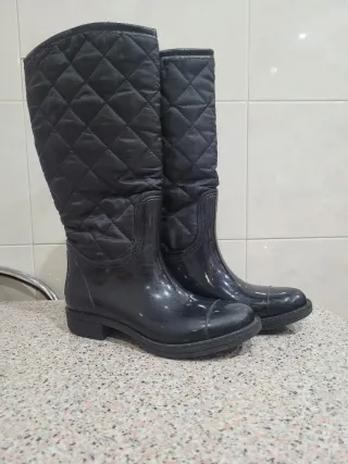 Botas de agua negras acolchadas