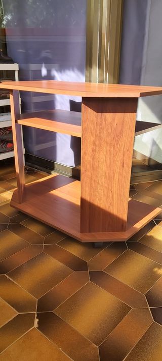 Mesa TV madera con ruedas