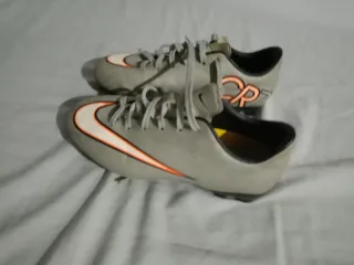 Botas de fútbol Nike CR7 grises y naranjas
