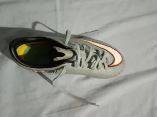 Botas de fútbol Nike CR7 grises y naranjas