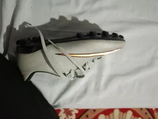 Botas de fútbol Nike CR7 grises y naranjas