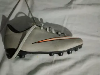 Botas de fútbol Nike CR7 grises y naranjas