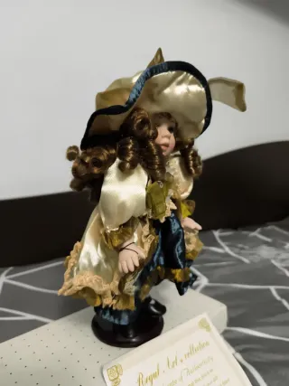 Bambola in ceramica della Collezione Regal Art's