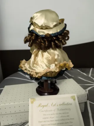 Bambola in ceramica della Collezione Regal Art's