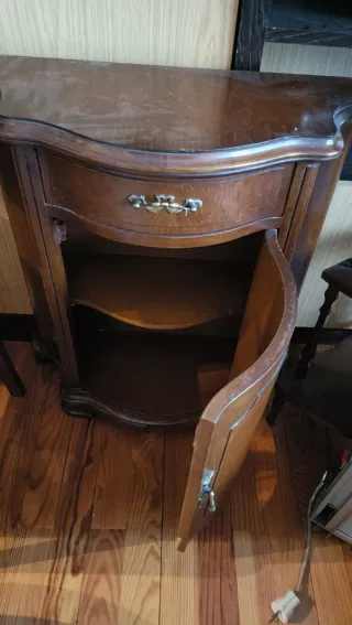 Mesa auxiliar de madera oscura