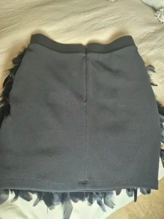 Falda de plumas negra