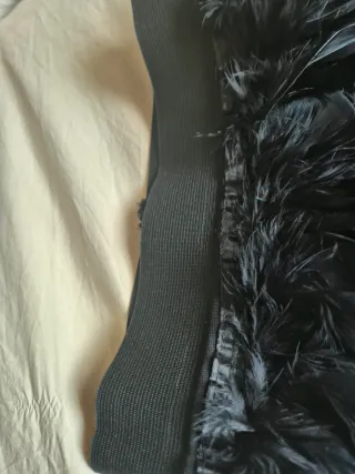 Falda de plumas negra