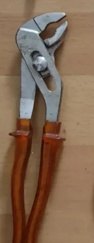 Llave pico de loro ajustable