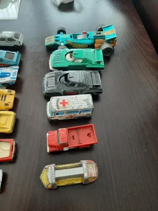 Lotto di auto e camion in miniatura d'epoca