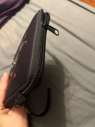 Funda protectora negra con pájaros