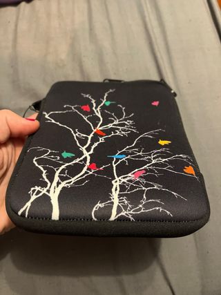 Funda protectora negra con pájaros
