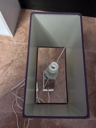 Lámpara moderna de mesa morada y plateada