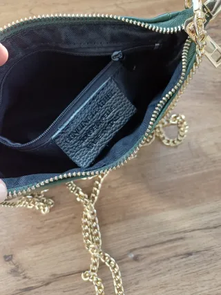 Pochette in pelle verde con catena oro