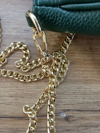 Pochette in pelle verde con catena oro