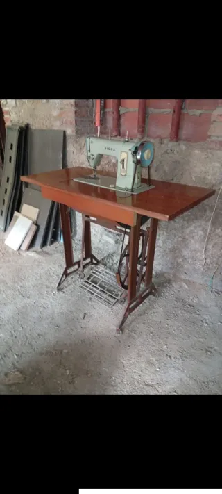 Máquina de coser antigua de madera