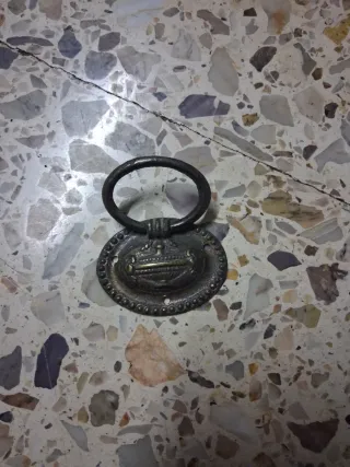 16 tiradores de bronce con tornillos