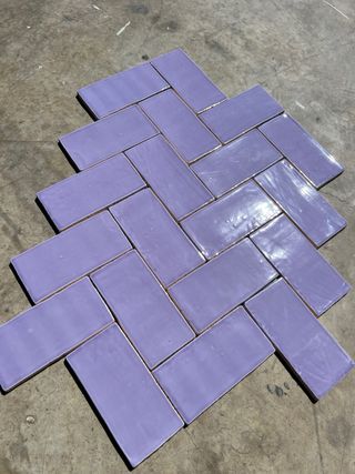 Baldosas de cerámica moradas estilo espiga