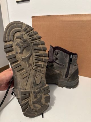 Botas de trekking grises y negras