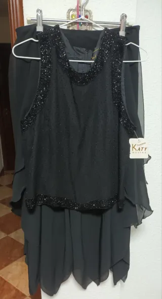 Top negro con encaje y detalle brillante