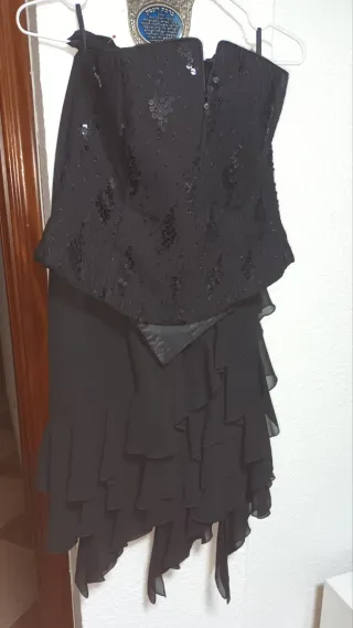 Top negro con encaje y detalle brillante