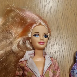 Bambola Barbie con vestito