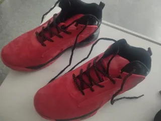 Botas de Baloncesto Talla 44 Rojas y Negras