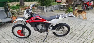 Moto Enduro Roja y Blanca