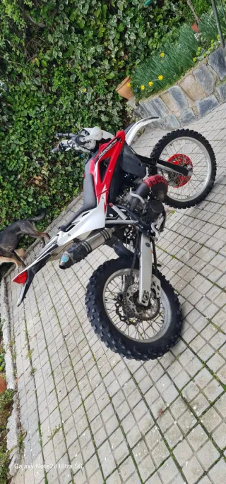 Moto Enduro Roja y Blanca