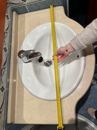 Mueble de baño con lavabo, espejo y estantería